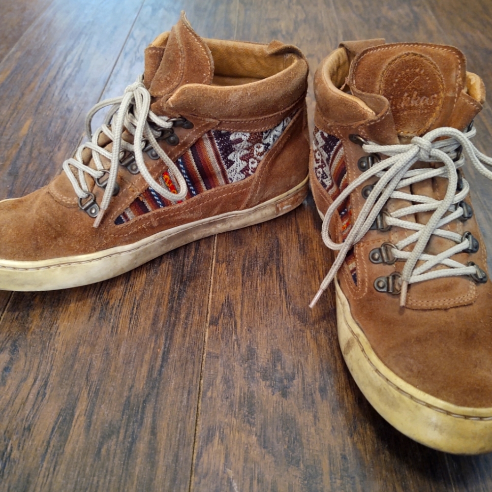 Tan Inkkas Women's size 9
